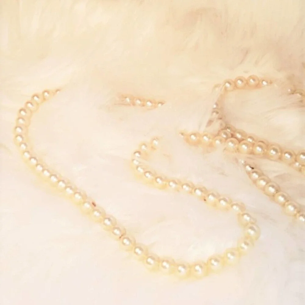 LONG Pearl Strand Necklace Realistic Faux Pearls WHITE CREAM Vintage Costume - Picture 2 of 9